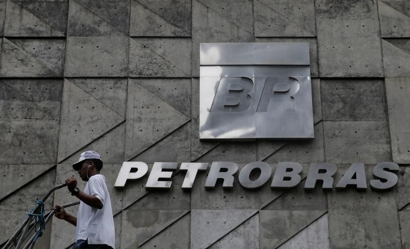 © Reuters. Homem caminha em frente a sede da Petrobras no Rio de Janeiro