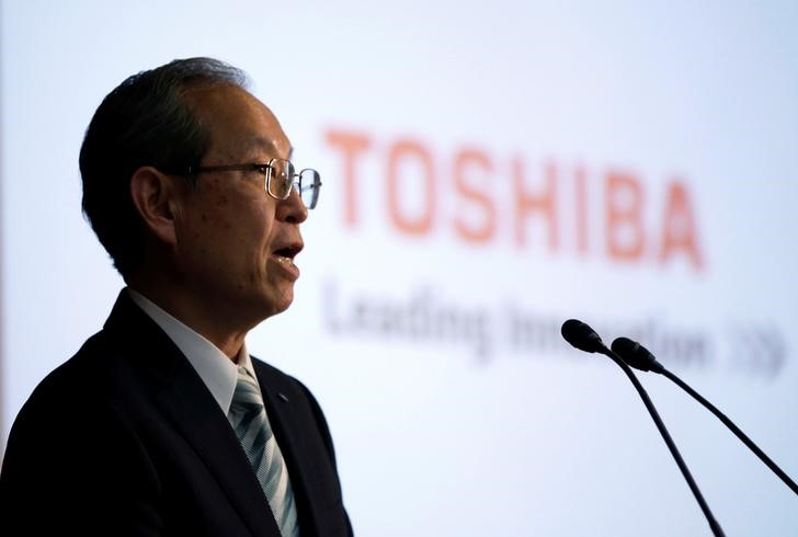 © Reuters. Presidente-executivo da Toshiba, Satoshi Tsunakawa, durante coletiva de imprensa na sede da empresa em T[oquio, Japão
