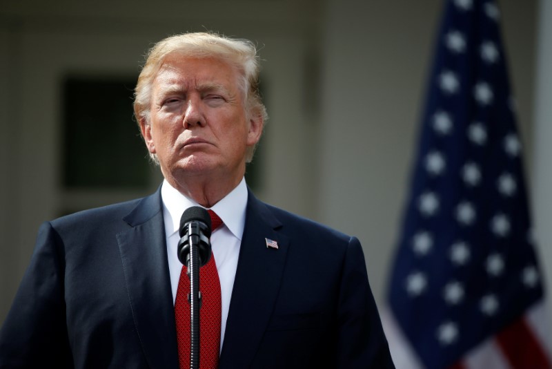 © Reuters. U.S. President Donald Trump and Singapore’s Prime Minister Lee Hsien Loong speak during a joint statement at the White House in Washington