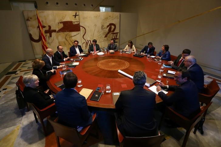 © Reuters. Líder catalão Puigdemont preside reunião de gabinete em Barcelona