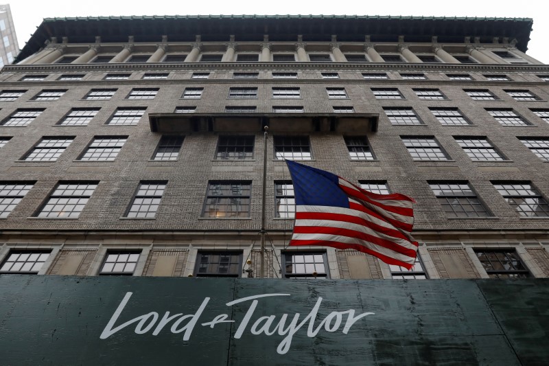 © Reuters. Lord & Taylor flagship store building is seen along Fifth Avenue in New York City