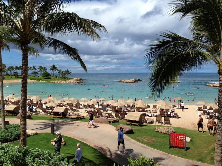 © Reuters. FILE PHOTO: Tourists and locals play on Ko'Olina beach on the island of Oahu