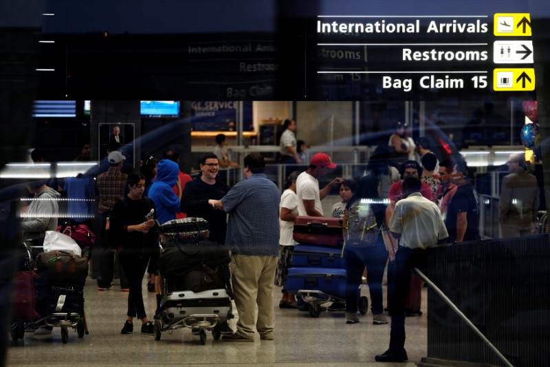 © Reuters. International passengers arrive at Dulles International Airport after clearing immigration and customs in Dulles, Virginia, U.S.