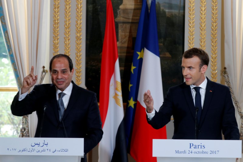 © Reuters. French President Emmanuel Macron and Egyptian President Abdel Fattah al-Sisi attend a news conference at the Elysee Palace, in Paris