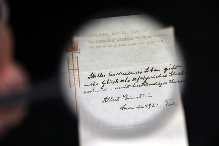 © Reuters. Bilhete escrito por Albert Einstein é mostrado antes de ser vendido em leilão de Jerusalém