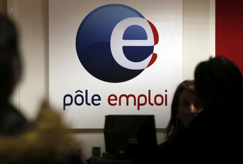 © Reuters. BAISSE RECORD DES DEMANDEURS D'EMPLOI EN SEPTEMBRE EN FRANCE