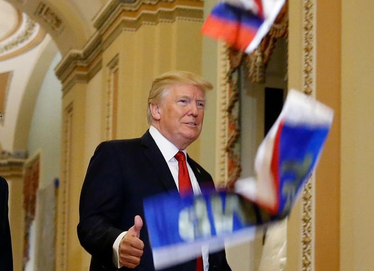 © Reuters. Trump caminha entre bandeiras jogadas por manifestantes no Congresso