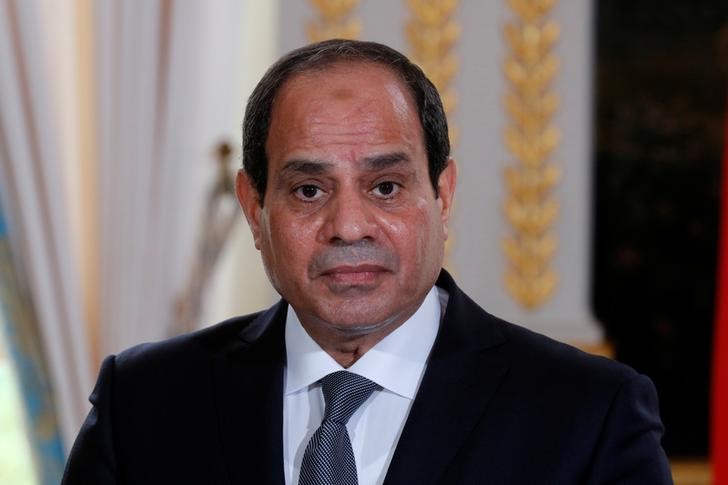 © Reuters. ماكرون يتجنب "إلقاء محاضرات" على مصر في حقوق الإنسان والسيسي يدافع عن سجله