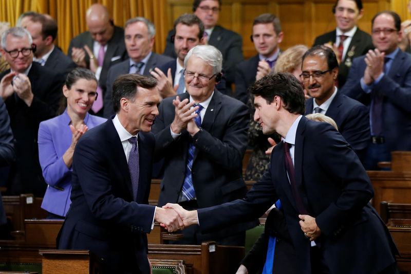 © Reuters. Canada's Finance Minister Morneau shakes hands with PM Trudeau after delivering the Fall Economic Statement in Ottawa