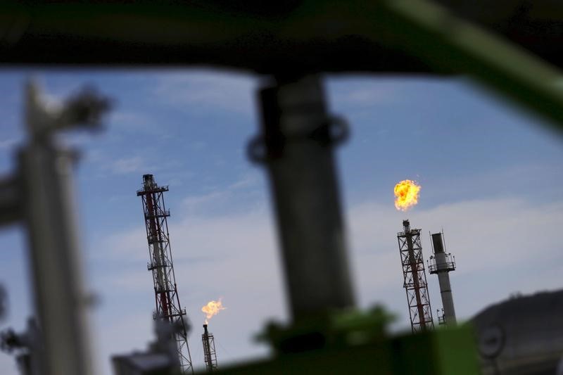 © Reuters. A view of Mexico's national oil company Pemex's refinery in Salamanca