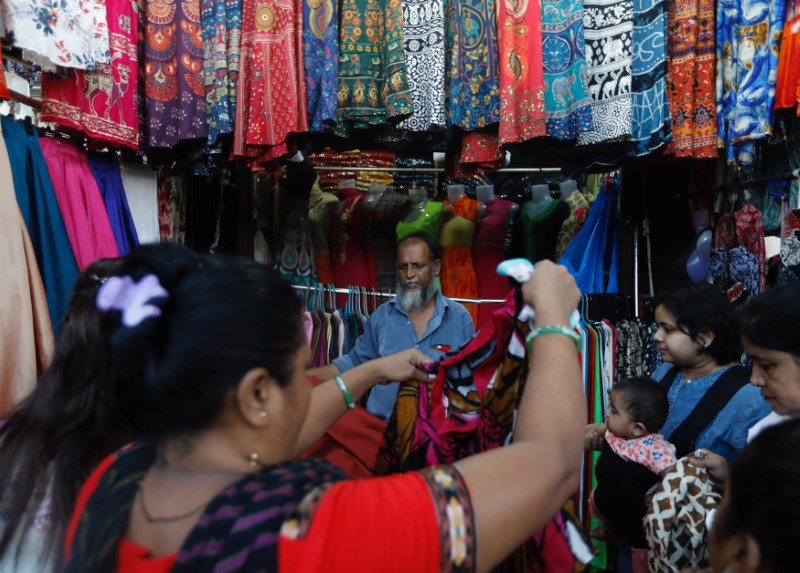 © Reuters. People shop for clothes at a roadside market in Mumbai