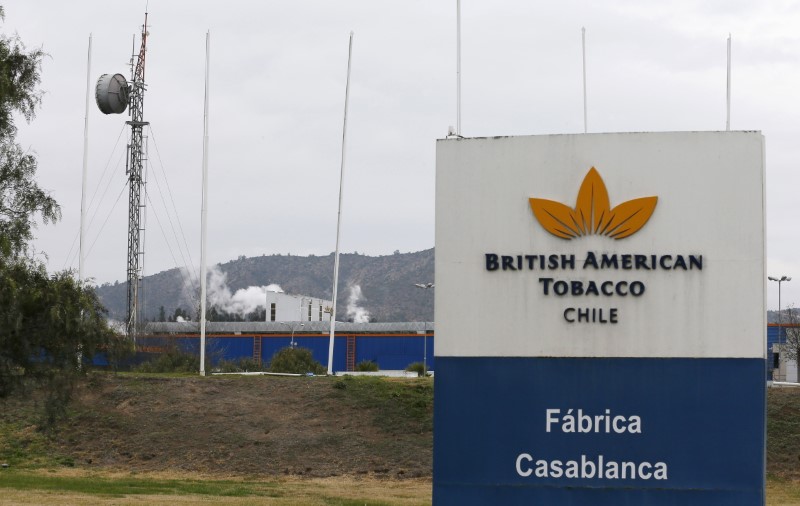 © Reuters. A sign reading "Factory Casablanca" with the logo of British American Tobacco is seen in Casablanca, on the outskirts of Valparaiso