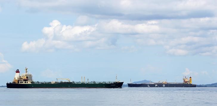 © Reuters. Нефтяной танкер и СПГ-танкер у берегов Сингапура