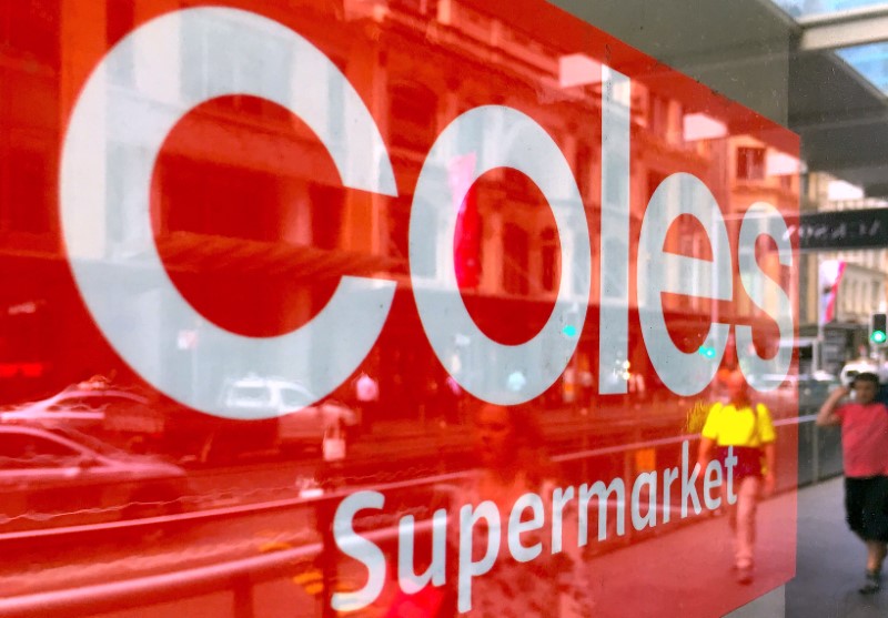 © Reuters. Pedestrians walk past the entrance to a Wesfarmers-owned Coles supermarket store in central Sydney