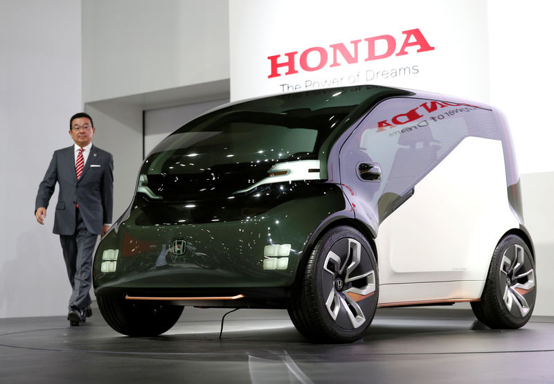 © Reuters. Honda Motor displays Honda NeuV concept during media preview of the 45th Tokyo Motor Show in Tokyo