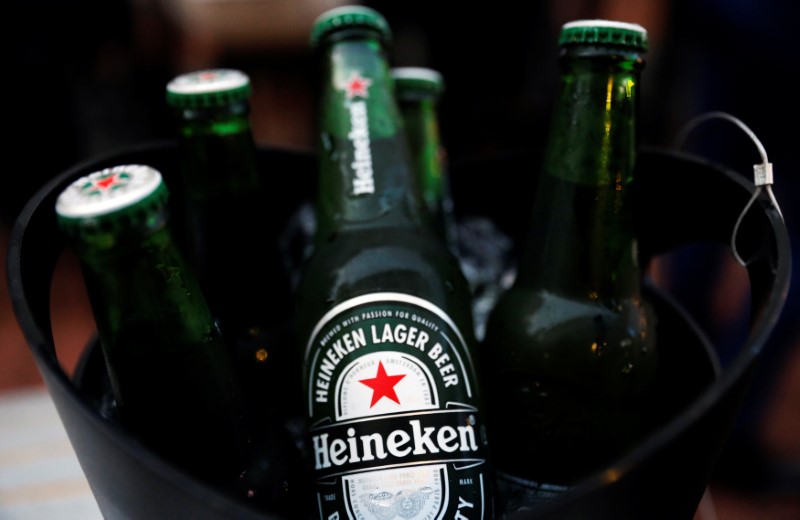 © Reuters. A photo illustration of a bucket with Heineken beers at a pub in Singapore