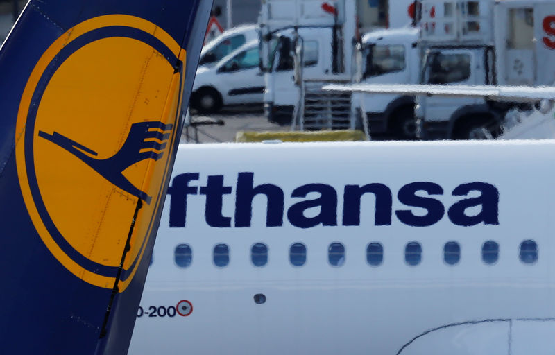 © Reuters. Lufthansa airliners park at Tegel airport in Berlin