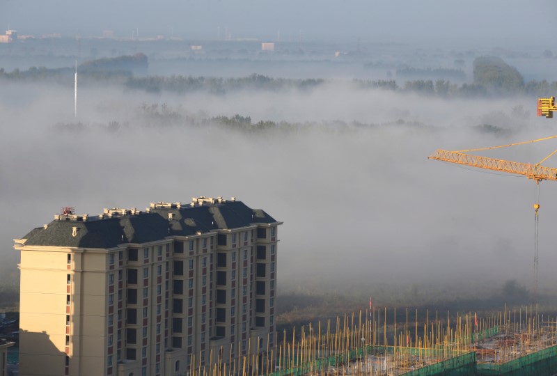 © Reuters. Apartment blocks are seen in smog on the outskirts of Tianjin