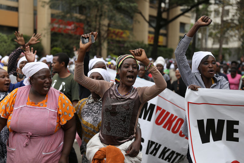 © Reuters. Women who are part of a peace group celebrate outside the supreme court in Nairobi, Kenya