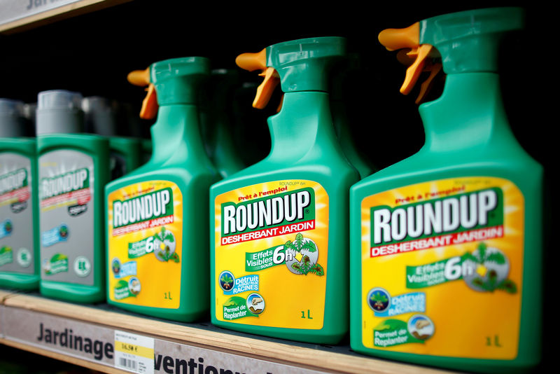 © Reuters. FILE PHOTO: Monsanto's Roundup weedkiller atomizers are displayed for sale at a garden shop at Bonneuil-Sur-Marne near Paris