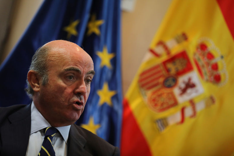 © Reuters. Ministro de Economia espanhol, Luis de Guindos, durante entrevista com a Reuters no Ministério de Economia, em Madri