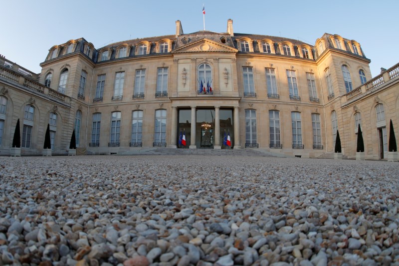 © Reuters. LES GRANDS INVESTISSEURS MONDIAUX REÇUS PAR MACRON À L'ELYSÉE