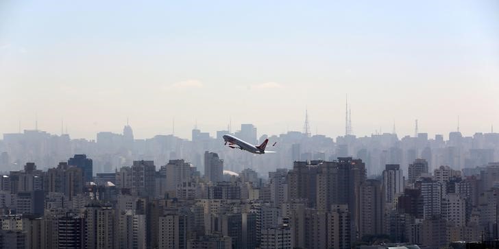 © Reuters. Avião sobrevoa prédios em São Paulo