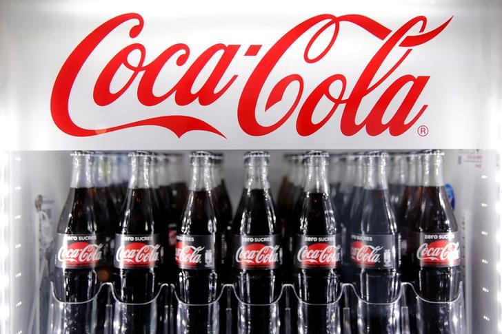 © Reuters. Бутылки Coca-Cola в холодильнике на пресс-конференции в Париже
