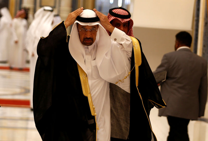 © Reuters. Saudi Oil Minister, Khalid al-Falih, arrives to the Future Investment Initiative conference in Riyadh, Saudi Arabia