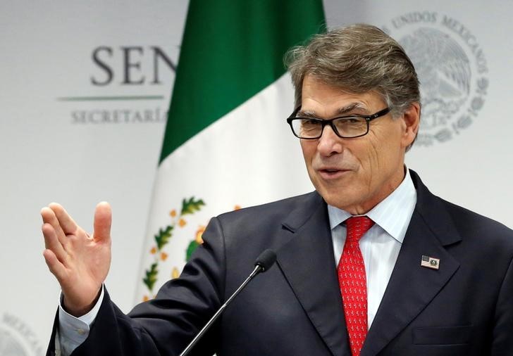 © Reuters. Secretário de Energia norte-americano, Rick Perry, fala com repórteres na Cidade do México, México