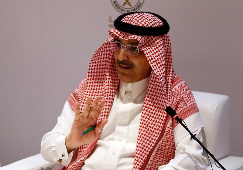 © Reuters. وزير المالية السعودي: الخبراء يتوقعون استقرار أسعار النفط أو ارتفاعها قليلا