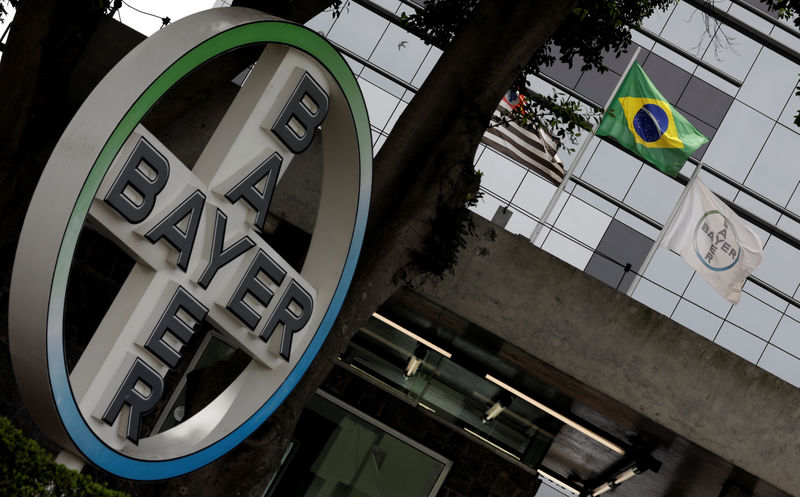 © Reuters. Bandeira do Brasil é vista na sede da Bayer, em São Paulo