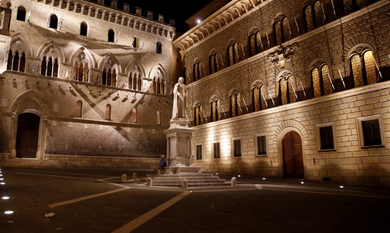 © Reuters. FILE PHOTO: The entrance of Monte dei Paschi di Siena bank's headquarters is seen in downtown Siena