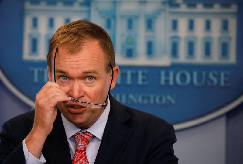 © Reuters. Mick Mulvaney attends the daily briefing at the White House in Washington, U.S.