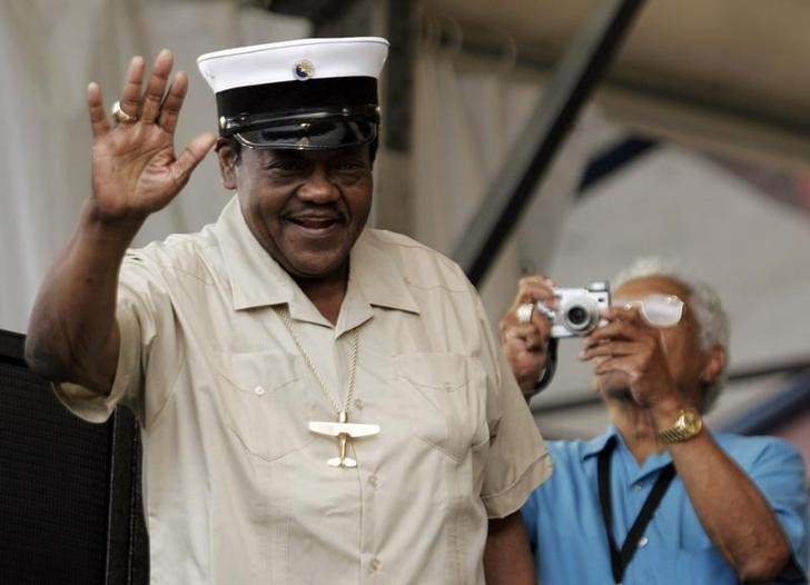 © Reuters. Músico Fats Domino acena durante festival em Nova Orleans