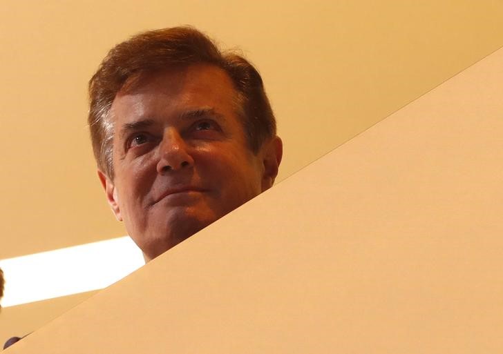 © Reuters. File photo: Manafort looks down from the wings of the stage as Trump celebrates below after his acceptance speech at the Republican National Convention in Cleveland