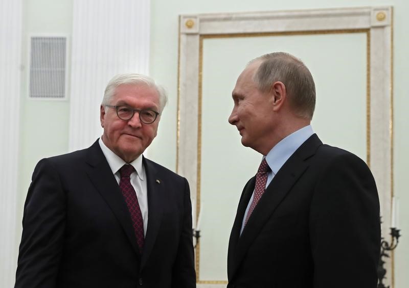 © Reuters. الرئيس الألماني يجتمع مع بوتين ويدعو لتحسين العلاقات مع موسكو