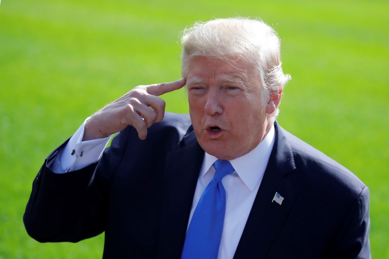 © Reuters. U.S. President Donald Trump talks with reporters as he departs the Oval Office of the White House for Dallas, in Washington D.C.