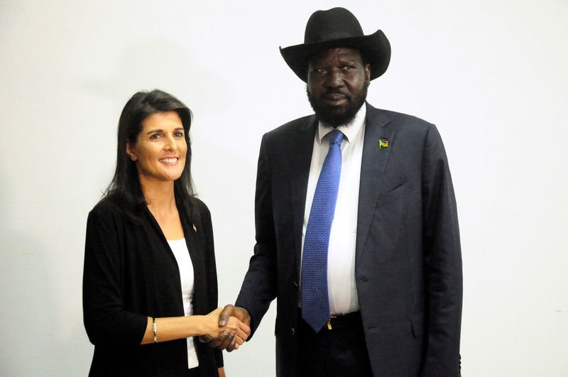 © Reuters. South Sudan President Salva Kiir meets U.S. Ambassador to the United Nations Nikki Haley in Juba