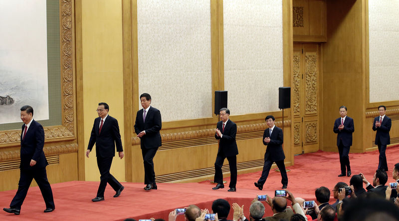 © Reuters. China's new Politburo Standing Committee members Xi Jinping, Li Keqiang, Li Zhanshu, Wang Yang, Wang Huning, Zhao Leji and Han Zheng arrive to meet with the press at the Great Hall of the People in Beijing