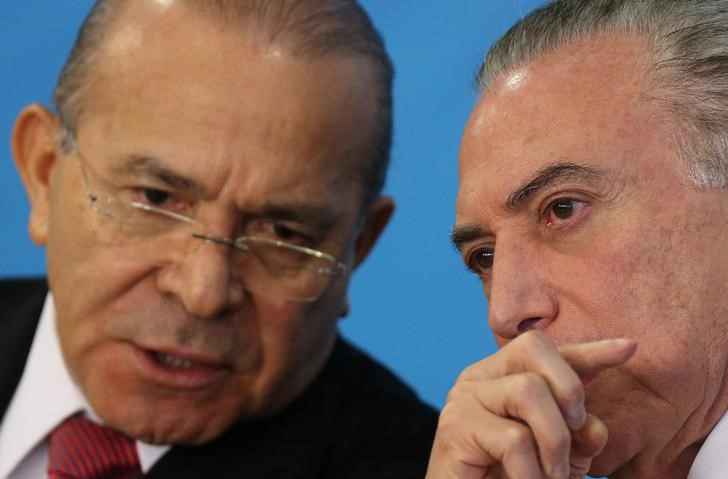 © Reuters. O presidente brasileiro Michel Temer (à direita) conversa com o ministro da Casa Civil Eliseu Padilha (à esquerda) durante reunião no Palácio do Planalto, em Brasília