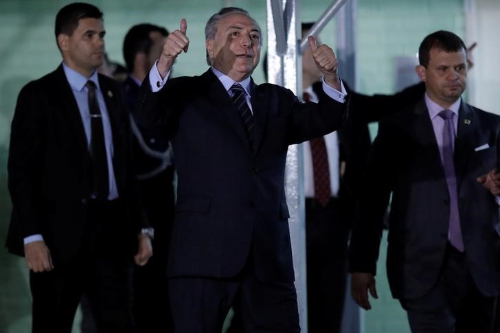 © Reuters. Michel Temer acena ao deixar hospital em Brasília