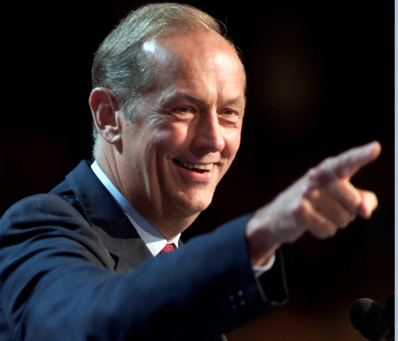 © Reuters. FILE PHOTO: Former Senator Bradley is introduced at Democratic Convention in Los Angeles