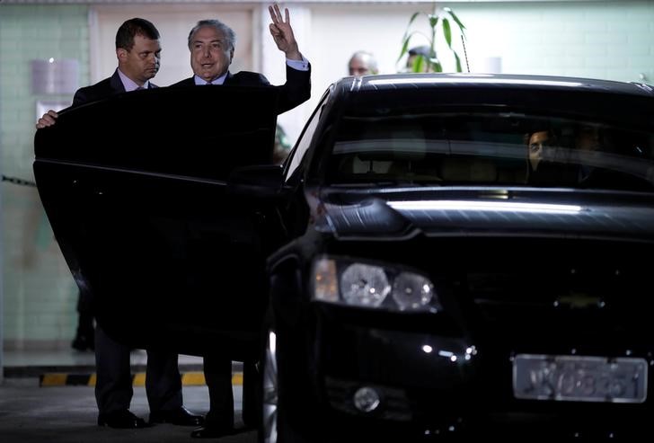 © Reuters. Presidente Michel Temer deixa hospital em Brasília