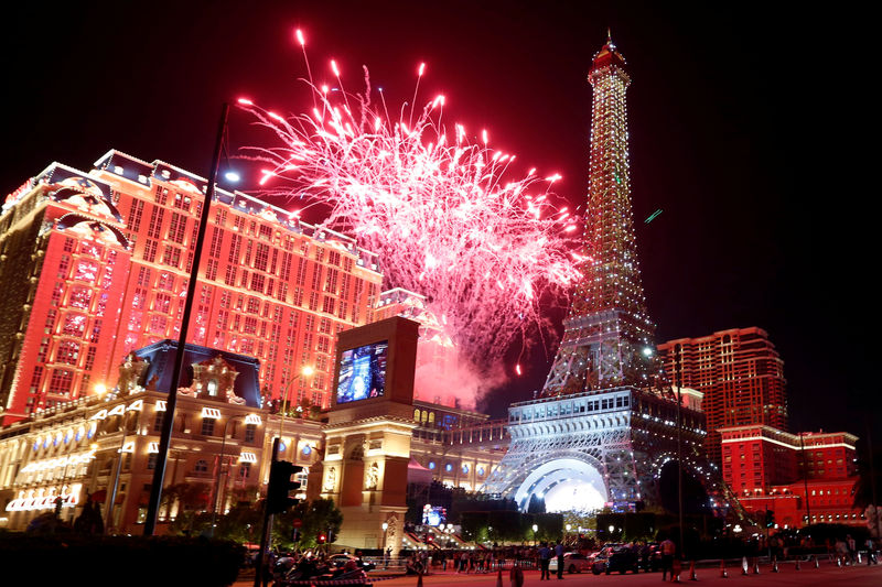 © Reuters. FILE PHOTO - Fireworks explode over Parisian Macao as part of the Las Vegas Sands development during its opening ceremony in Macau