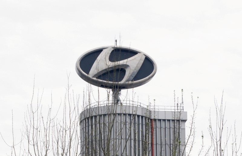 © Reuters. FILE PHOTO - Hyundai logo seen outside a factory in Beijing