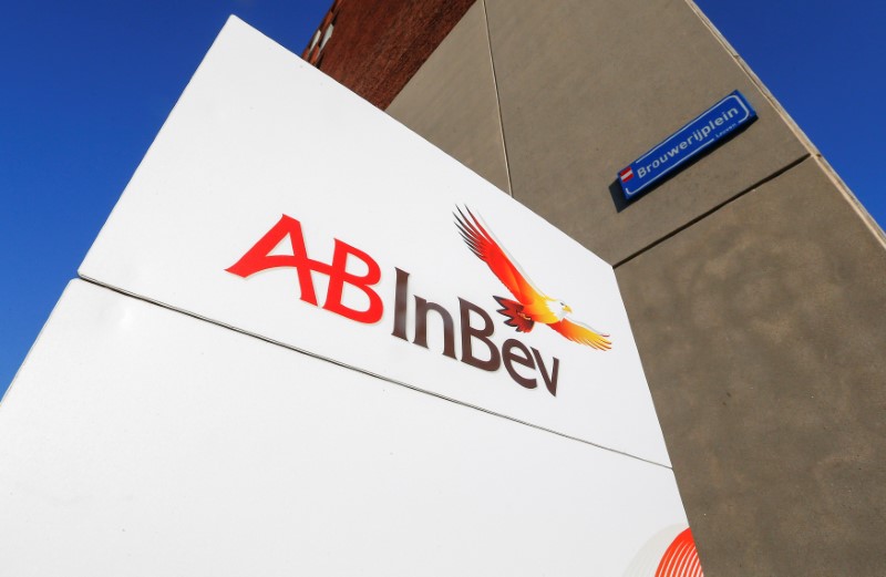 © Reuters. FILE PHOTO -  The logo of Anheuser-Busch InBev is pictured outside the brewer's headquarters in Leuven