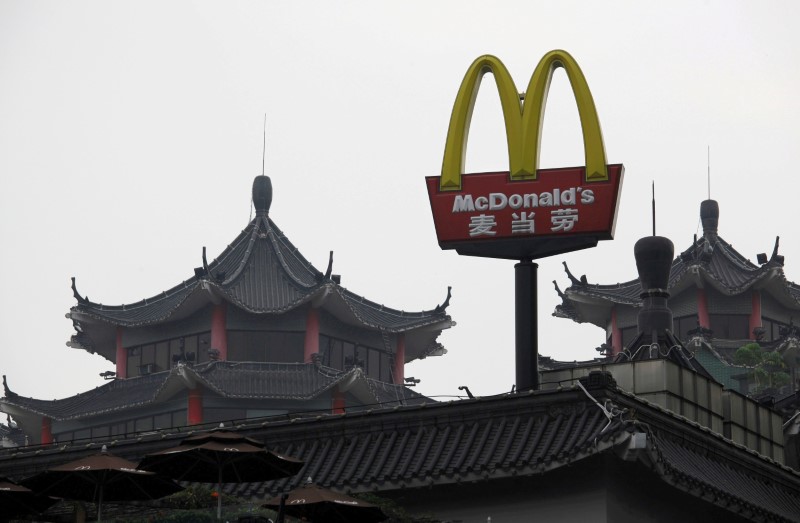 © Reuters. FILE PHOTO - A McDonald's sign outside its outlet in China's Shenzhen