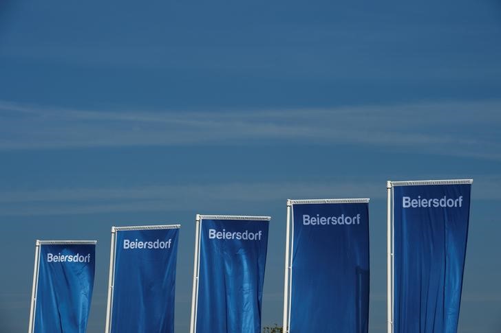 © Reuters. Flags of German personal-care company Beiersdorf are pictured at the annual shareholders meeting in Hamburg