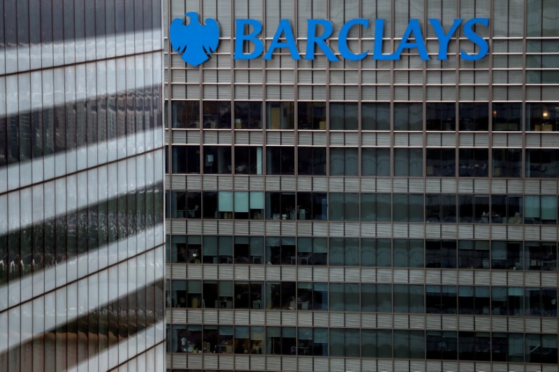 © Reuters. FILE PHOTO -  A Barclays bank building is seen at Canary Wharf in London